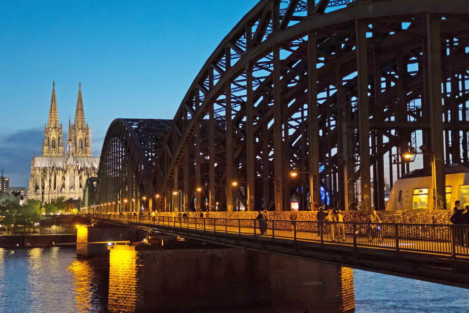 Von der Deutzer Freiheit aus hat man einen Blick auf die linksrheinische Seite Kölns. (Archivbild)
