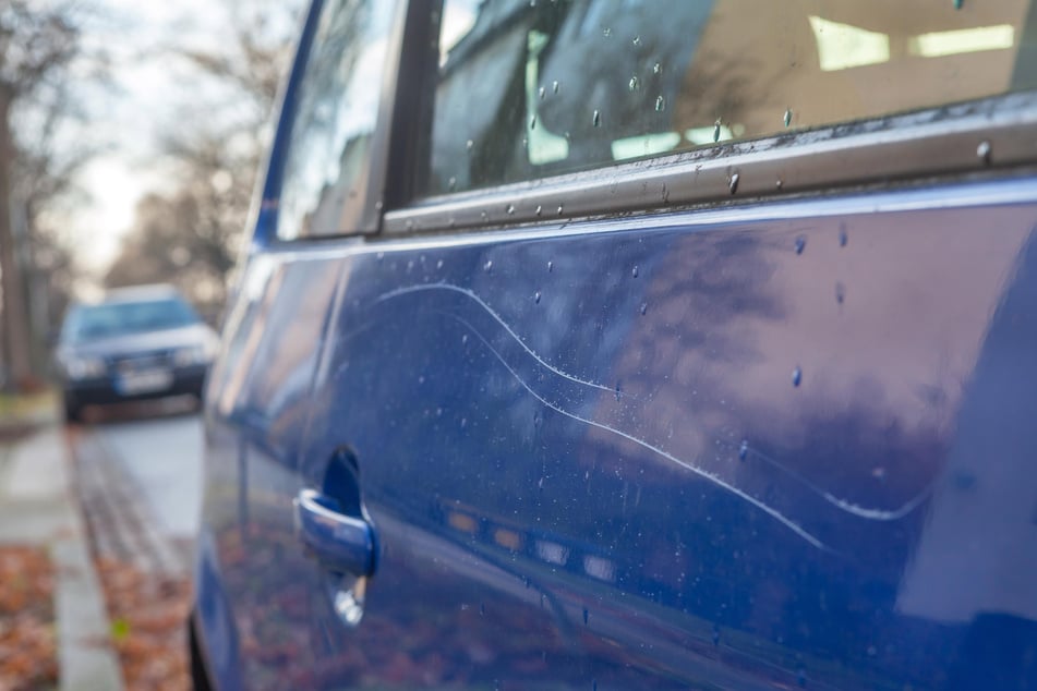 Drei Autos wurden in Glauchau zerkratzt. Auf ein weiteres wurde eingeschlafen. (Symbolfoto)