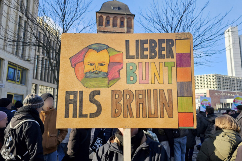Am Roten Turm waren mehrere Plakate mit Aufschriften wie "Lieber bunt als braun" oder auch "Björn Höcke ist ein Nazi" zu sehen.