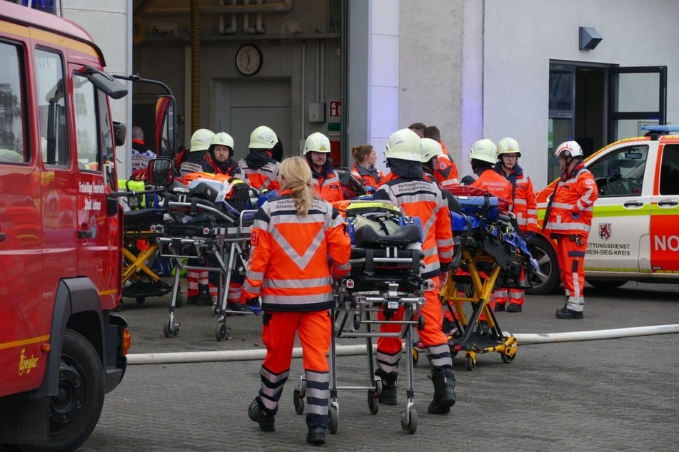 Der Rettungsdienst war mit einem Großaufgebot vor Ort.