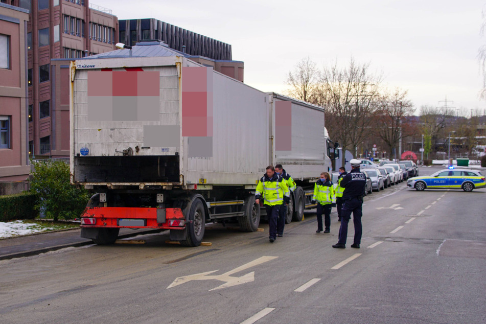 Polizeibeamte an der Unfallstelle.