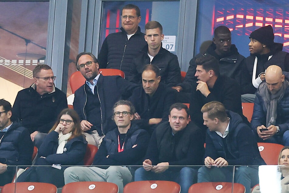 Ralf Rangnick (64, l.) saß am Dienstagabend in der Loge von RB Leipzig und unterhielt sich unter anderem mit Kaderplaner Florian Scholz.