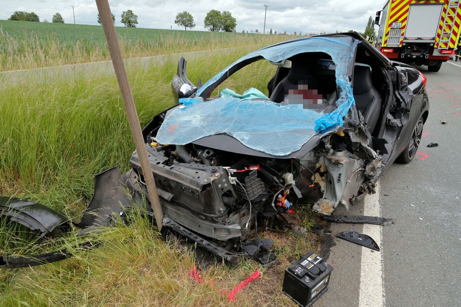 Der Renault war nach dem Unfall nur noch ein Wrack.
