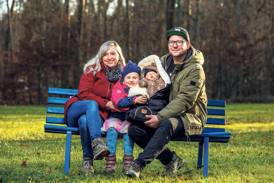 Caroline Schott (34, v.l.), Helene (6), Ludwig und David Ziegenbalg (36) feierten gestern den guten Ausgang der Blitzgeburt.