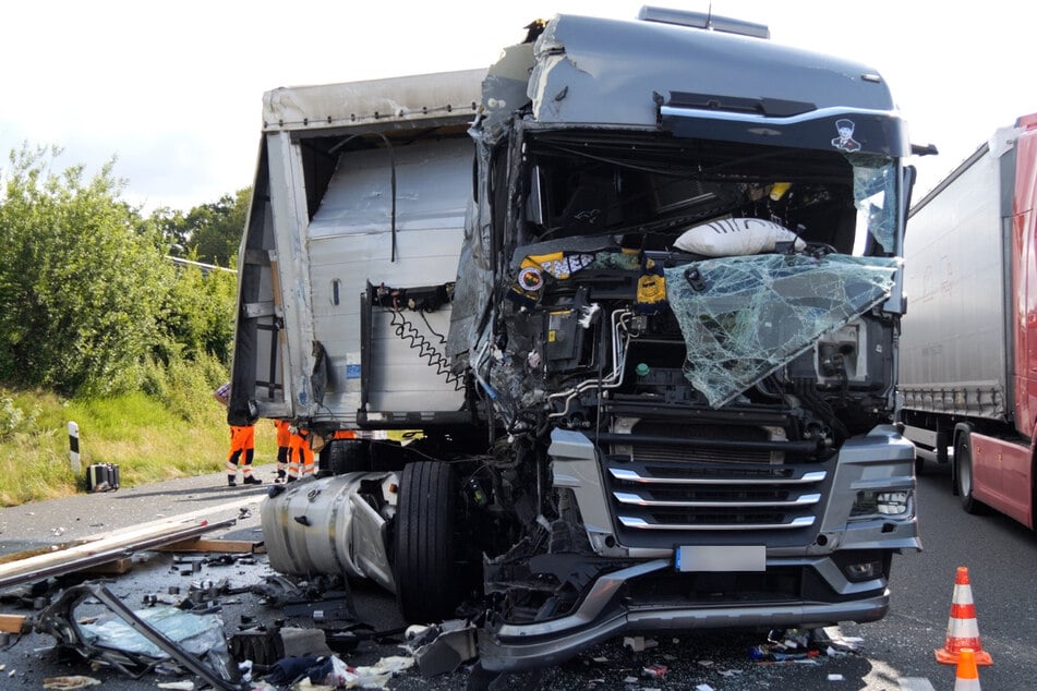 Das Fahrerhaus eines Lastwagens wurde durch den Unfall stark beschädigt.