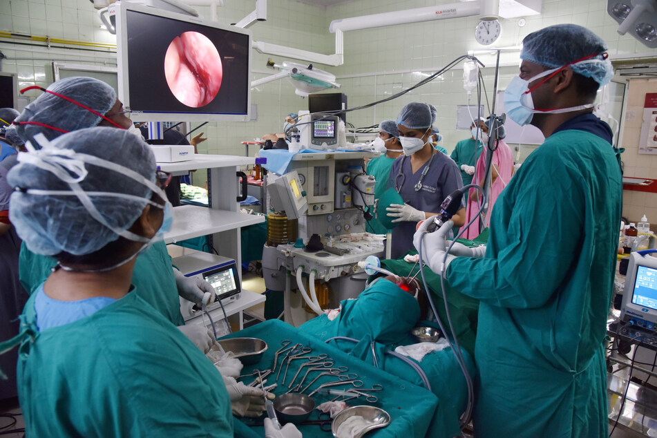 Hyderabad: HNO-Spezialisten führen eine Operation an einem mit schwarzem Pilz (Mukormykose) infizierten Patienten durch.