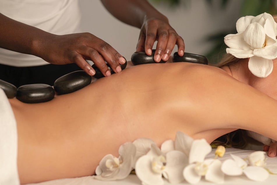 Zur ultimativen Entspannung kannst Du Dir zusätzlich eine Massage gönnen. (Symbolbild)