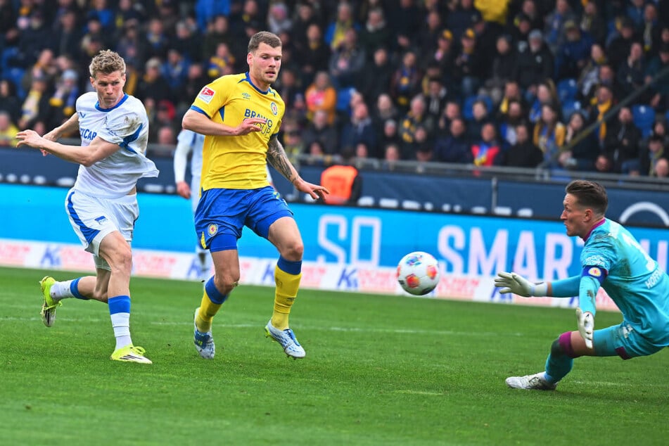 Luca Schuler (l.) überwindet mit seinem Rechtsschuss zwar Eintracht-Keeper Ron-Thorben Hoffmann, scheitert aber am Pfosten.