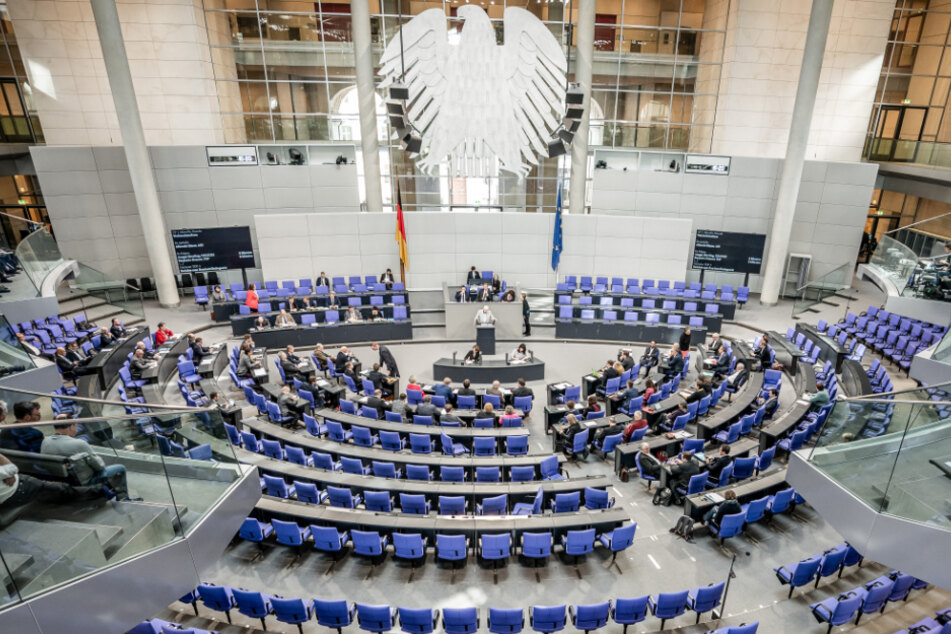 Ein AfD-Politiker spricht vor relativ leeren Sitzreihen im Parlament (Symbolbild).