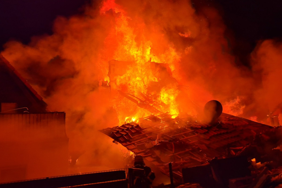 Die Flammen schlugen meterhoch.