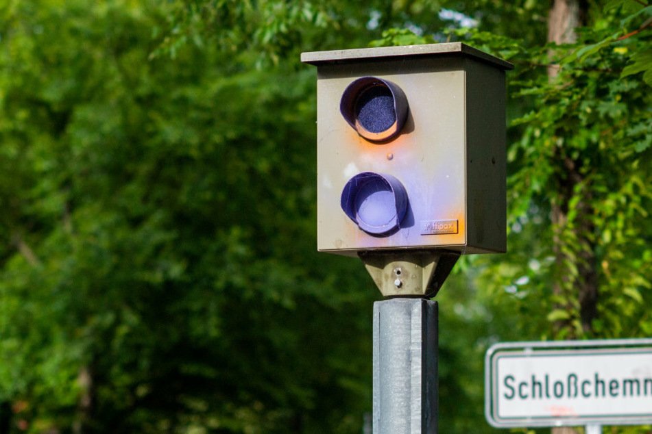 Der Blitzer an der Paul-Jäkel-Straße wurde mit lila Farbe besprüht.