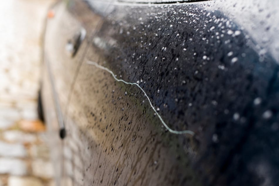 In Chemnitz-Ebersdorf zerkratzten Unbekannte den Lack von neun Autos. (Symbolbild)