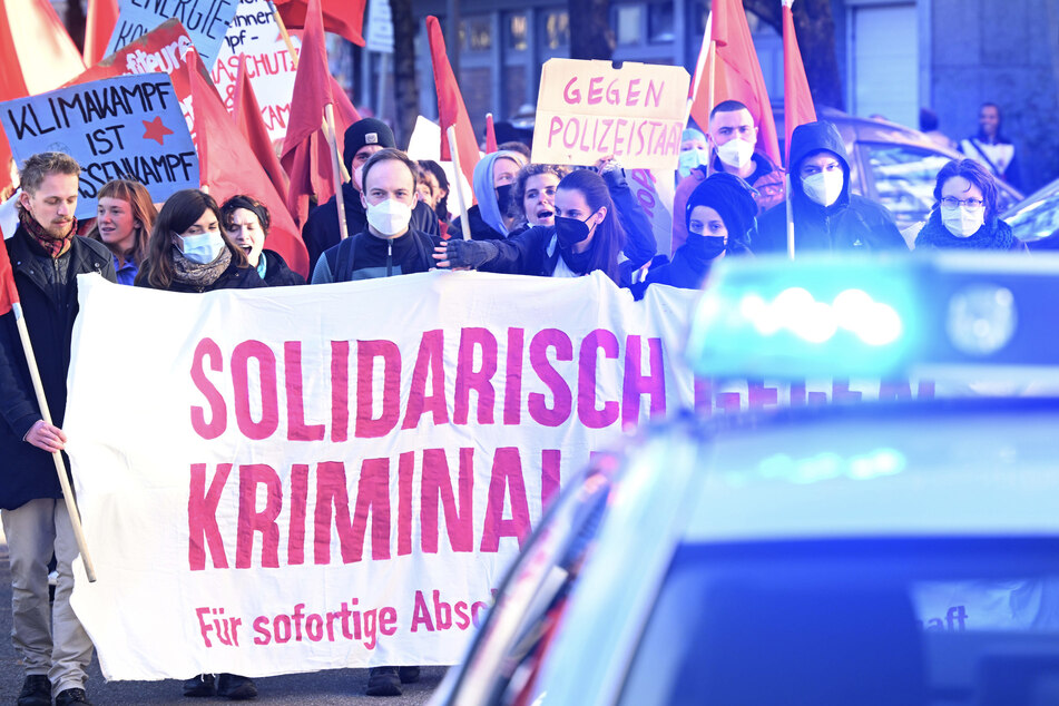 Teilnehmer einer Demonstration gegen Präventionshaft von Klimaaktivisten in München.