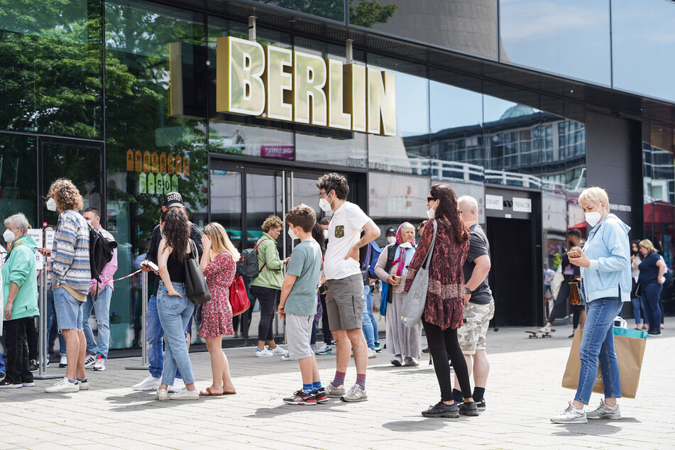 Die Sieben-Tage-Inzidenz ist gesunken, shoppen ist wieder möglich. Das führte mancherorts zu langen Schlange vor den Geschäften.