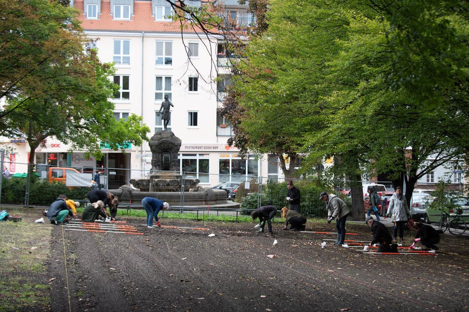 Seit April wird der Platz am Rathaus im Dresdner Stadtteil Plauen aufgearbeitet. Schon im November soll der Müllerbrunnen saniert und vielleicht schon Ende des Jahres ein etwa 1,10 Meter hoher Haarnadelzaun aufgestellt werden.