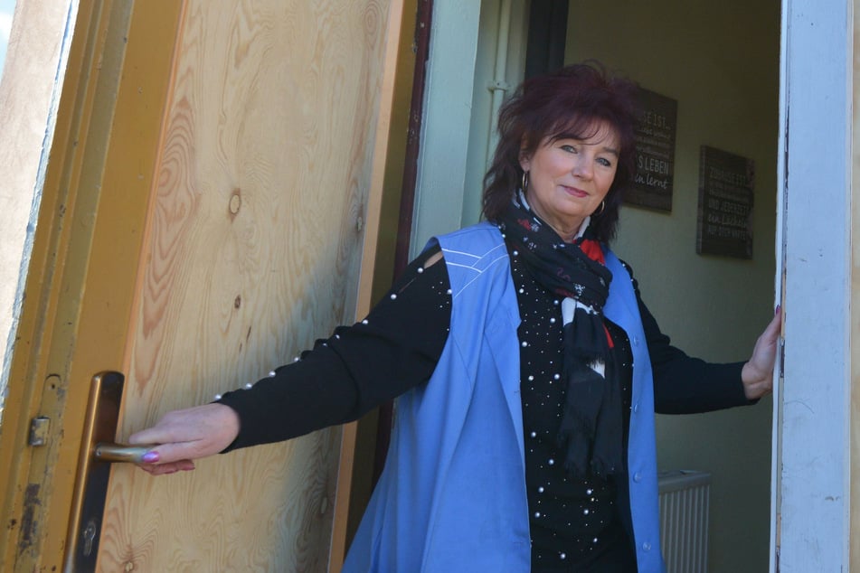 Kerstin Tauber (64) steht am Eingang des alten Regenbogenhauses.