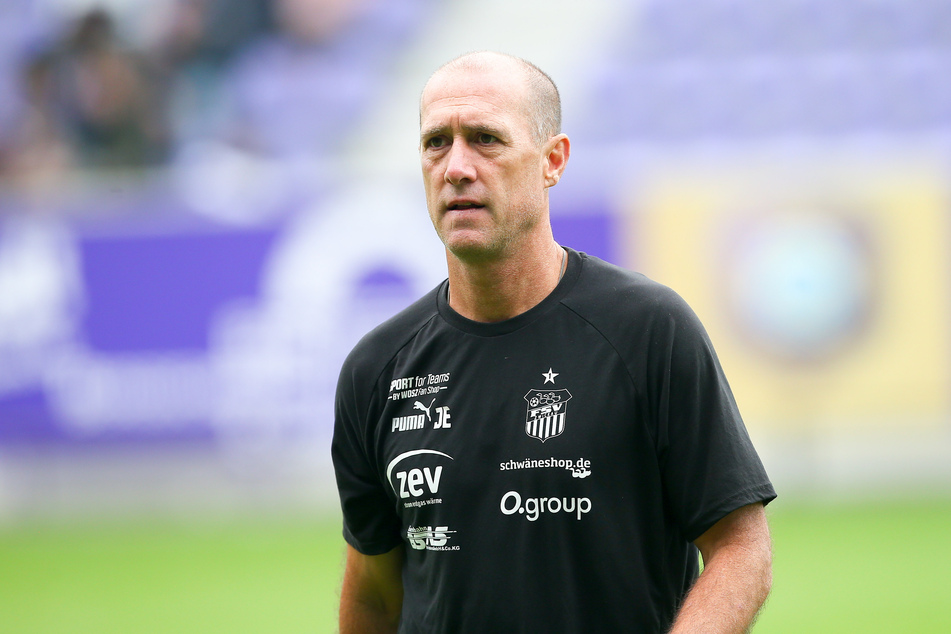 FSV-Coach Joe Enochs (51) gratuliert dem FC Erzgebirge Aue zum neuen Sportdirektor.