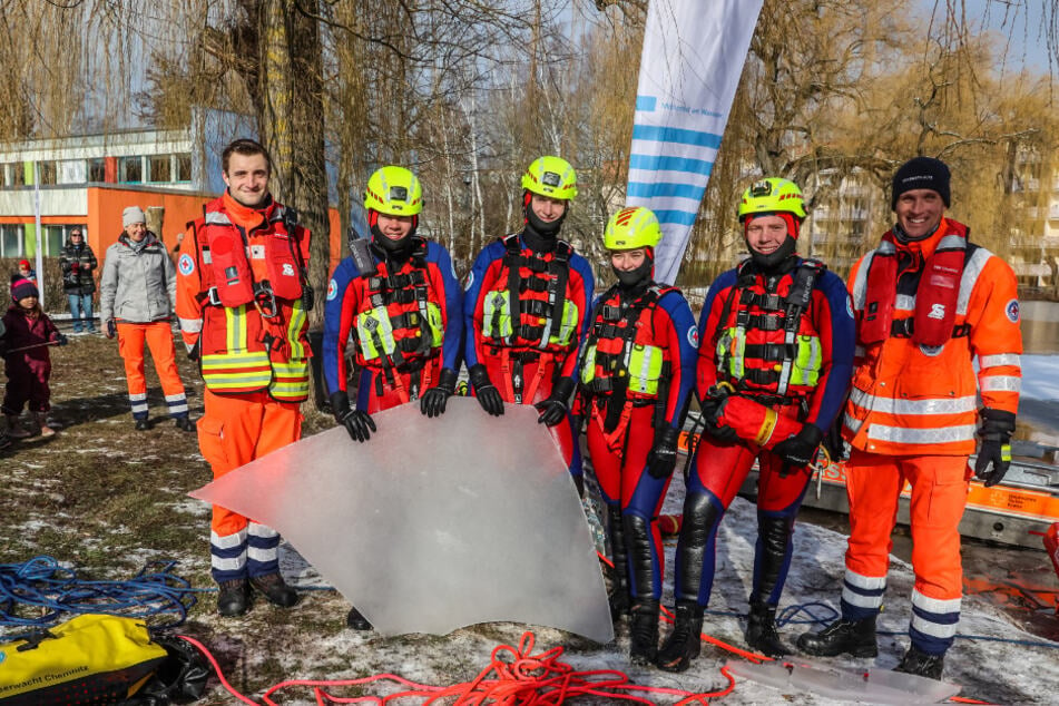 Insgesamt 20 ehrenamtliche Mitglieder zählt die Wasserrettungsgruppe Chemnitz. Am Sonntag übte ein Teil von ihnen den Ernstfall am Knappteich.