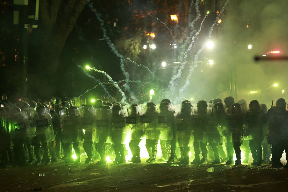 Demonstranten schossen Böller auf Einsatzkräfte.