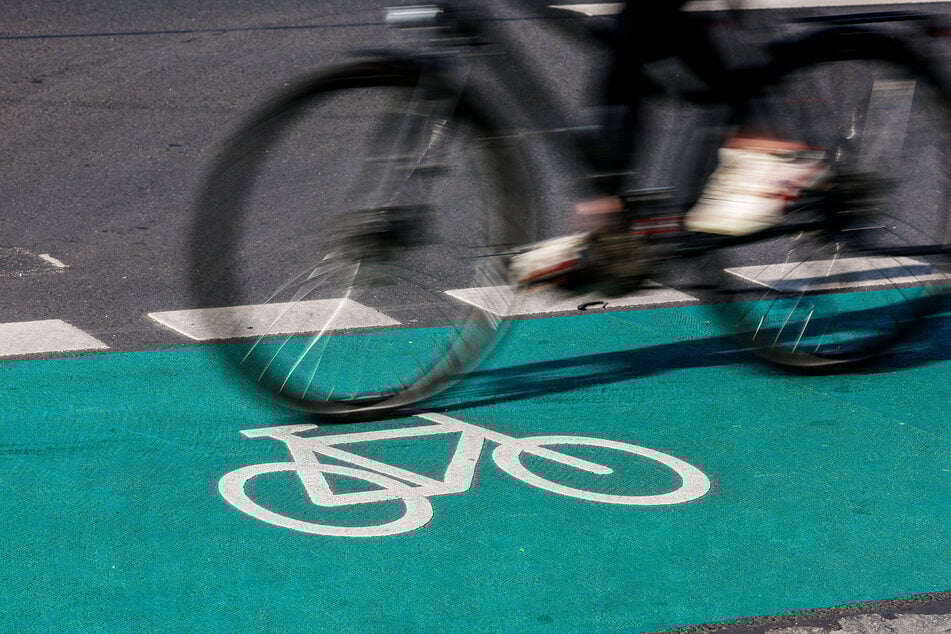 Radfahrerin und Mercedes stoßen zusammen: 43-Jährige verletzt