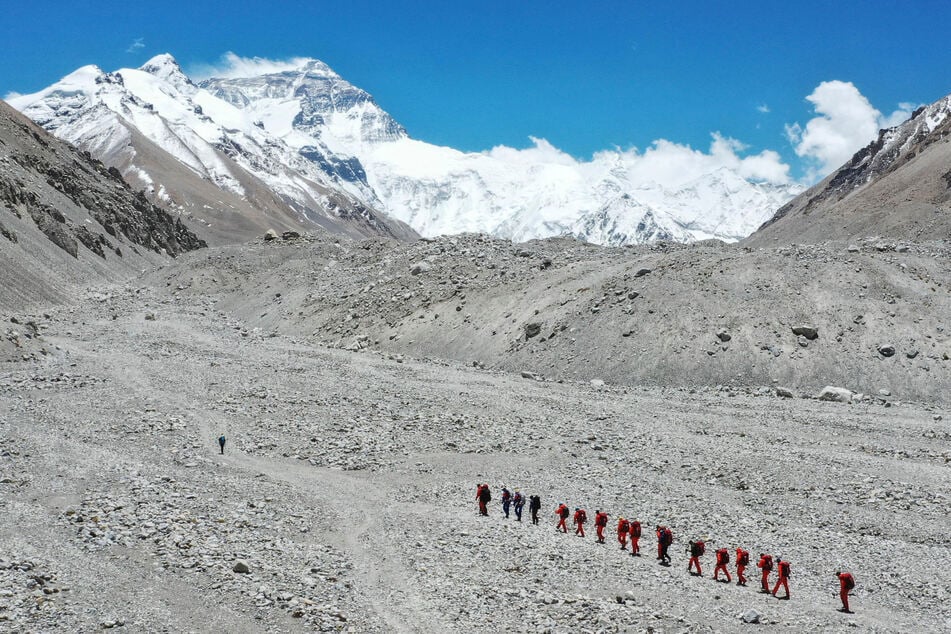 Rund 350 Menschen konnten gerettet werden. Sie waren nach einem Schneesturm auf dem Mount Everest gefangen. (Symbolbild)