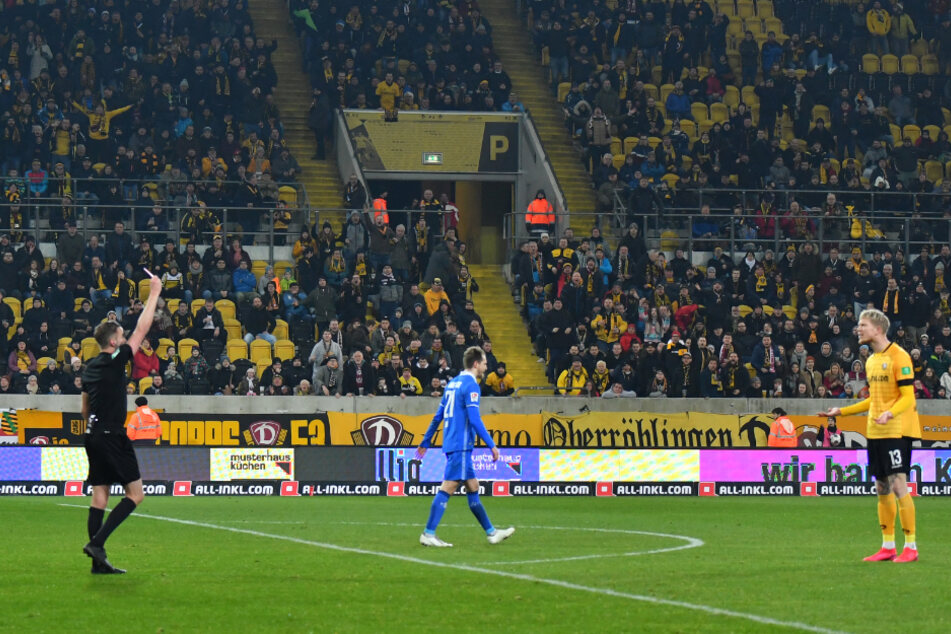 Schiedsrichter Michael Bacher (links) zeigt Simon Makienok (rechts) im Heimspiel gegen den SV Darmstadt die Rote Karte.