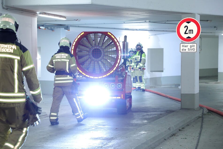 Die Feuerwehr musste Spezialtechnik nachfordern, um den Rauch aus der Tiefgarage herauszubekommen.