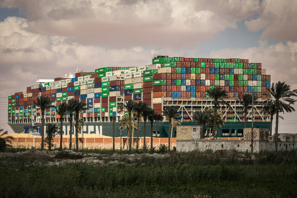 Das Containerschiff "Ever Given" ist im Suezkanal festgesetzt.