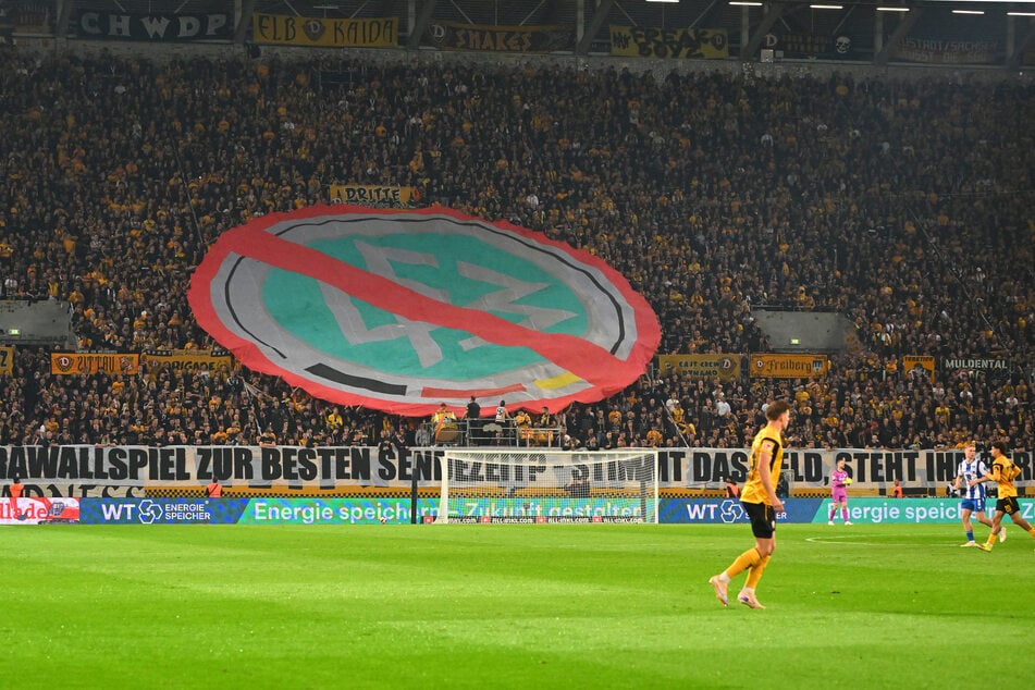 Die Dynamo-Fans mit ihrer Botschaft an den DFB: "Krawallspiel zur besten Sendezeit? Stimmt das Geld, steht ihr bereit!"