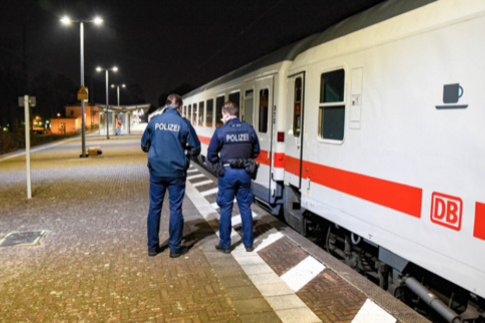Mysteriöse Knallgeräusche: Fernverkehrs-Züge während der Fahrt beschädigt