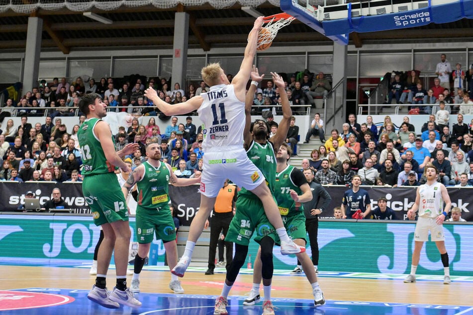 Lukas Zerner (v.) schweißte den Ball gleich mehrfach ins Netz.