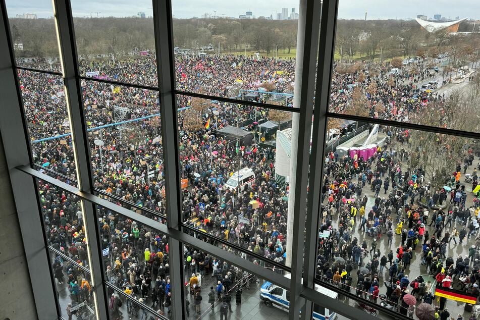Am heutigen Samstag versammeln sich tausende Menschen vor dem Reichstag in Berlin.