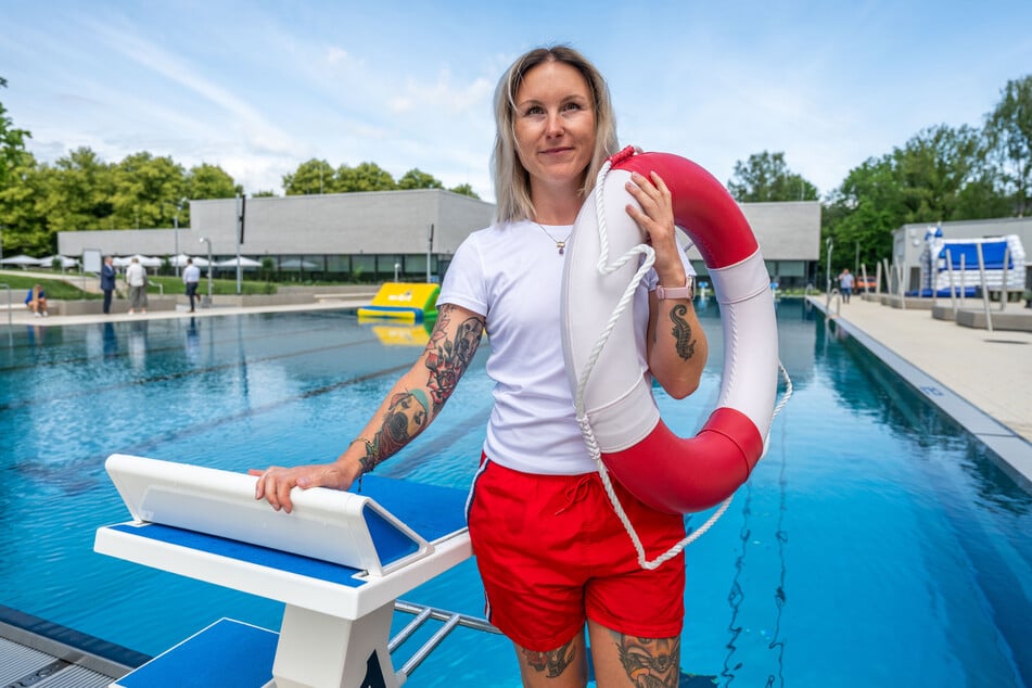 Michelle Schmidt (28), Fachangestellte für Bäderbetriebe, freut sich über das neue Schwimmerbecken. In ein Becken passen 1.660.000 Liter.