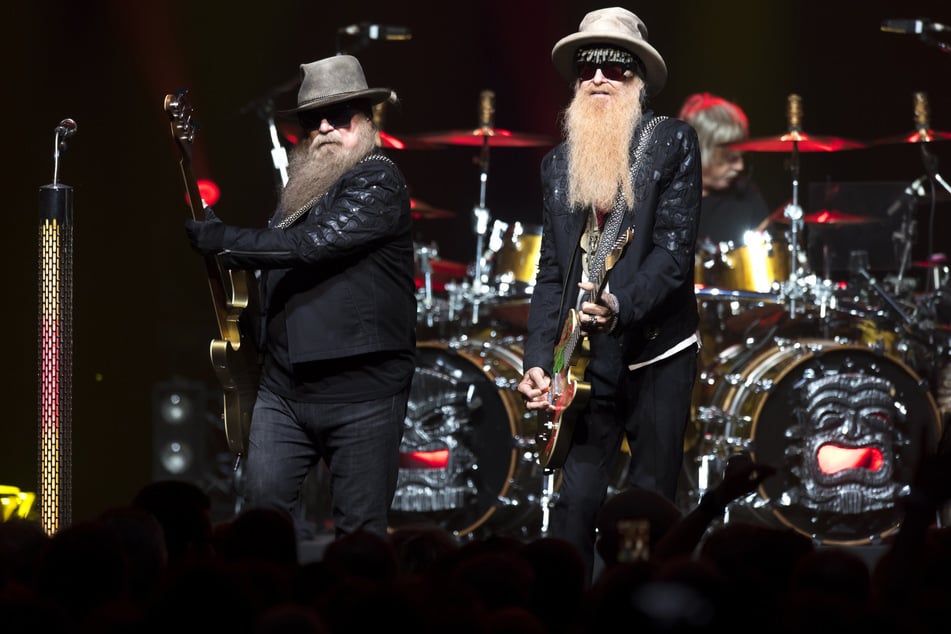 Die Ur-Besetzung von ZZ Top: Bassist Dusty Hill (†72, l.). Billy Gibbons und im Hintergrund Frank Beard. (Archivbild)