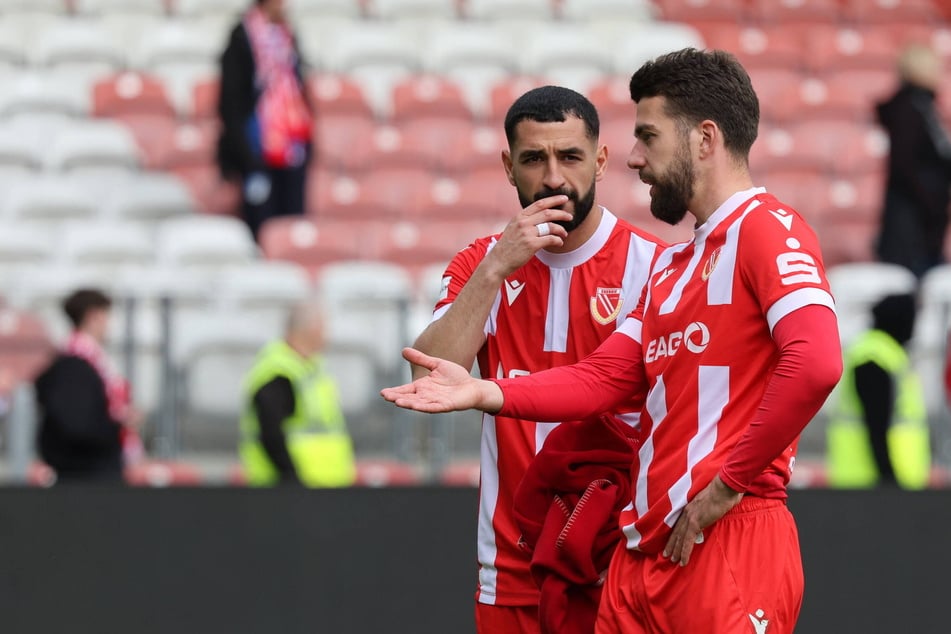 Das Mittelfeld-Duo aus Tolcay Cigerci (30, l.) und Dominik Pelivan (29) droht gegen Schweinfurt auszufallen. (Archivbild)