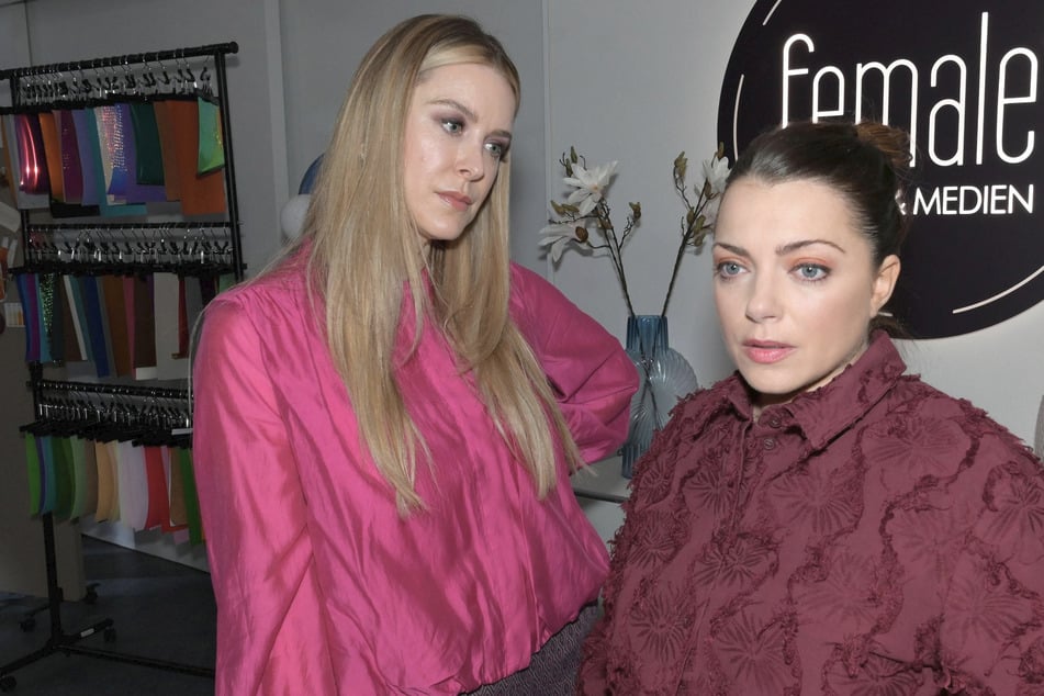 Emily (r.) zieht im Kampf um die Agentur andere Seiten auf.