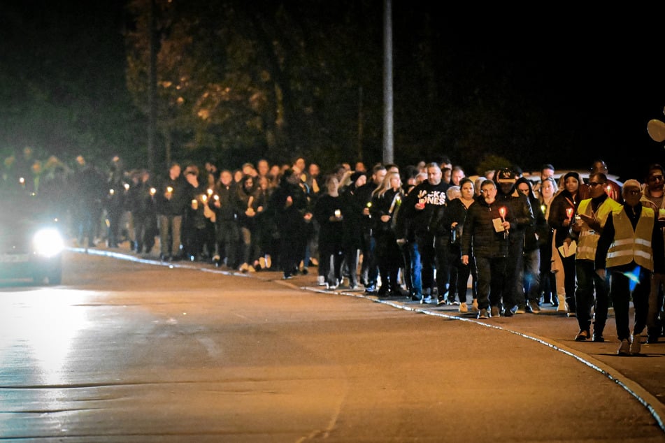 Wenige Tage nach dem tödlichen Unfall wurde ein Trauerzug organisiert, an dem Hunderte Menschen teilnahmen.