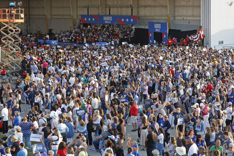 An alternate photo of the crowd at Kamala Harris' rally in Detroit, Michigan on August 7, 2024.