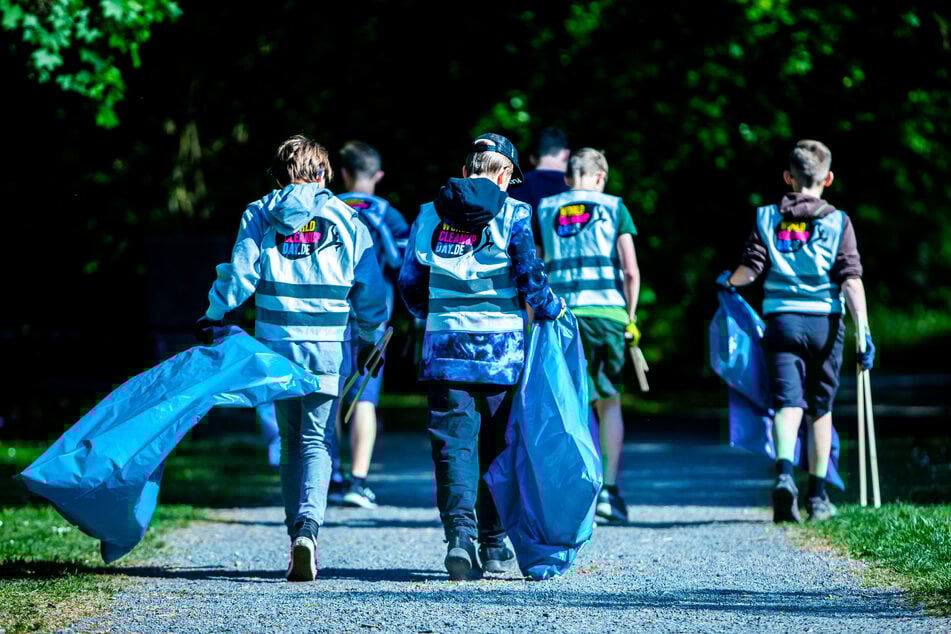 Jeden ersten Mittwoch gibt es für volle Mülltüten mit Unrat aus dem Kiez zum Beispiel Einkaufsgutscheine von den Schönhauser Allee Arcarden.