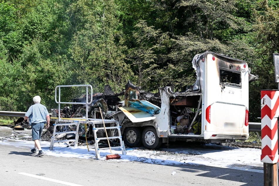 Das Gerippe des Wohnmobils musste mit einem Kran von der Autobahn geborgen werden.