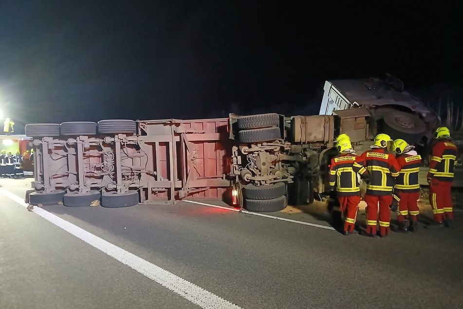 Der Lastwagen verunglückte bei Heldrungen.