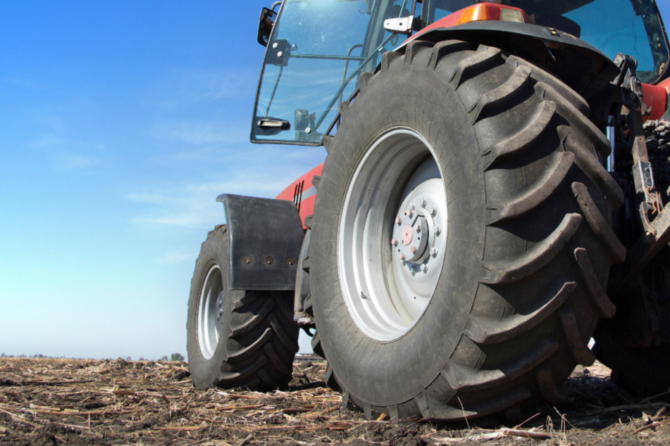 Die Frau wurde durch den Traktor tödlich verletzt. (Symbolbild)