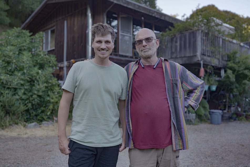 Coby Smolens (r.) erklärt, wie KI seine Vorstellungen von Partnerschaft und Intimität verändert hat.