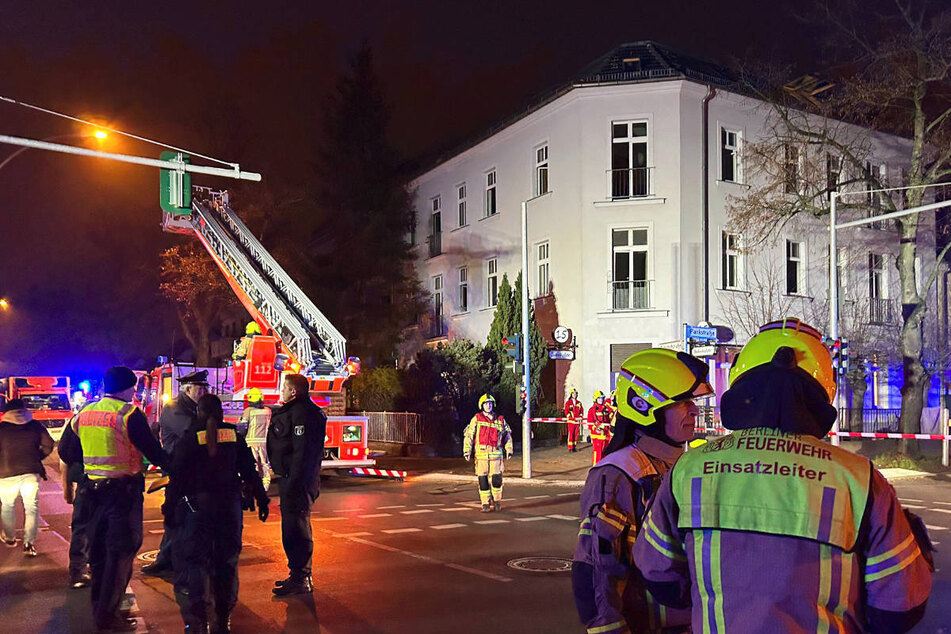 Die Feuerwehr hatte 44 Bewohner aus dem Haus evakuiert, zwei von ihnen mussten vom Rettungsdienst ins Krankenhaus gebracht werden.