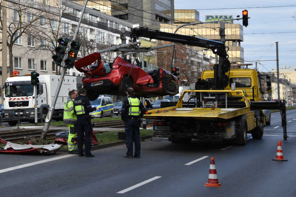 Das Unfallauto musste nach dem Unfall mit einem Kran abgeschleppt werden.