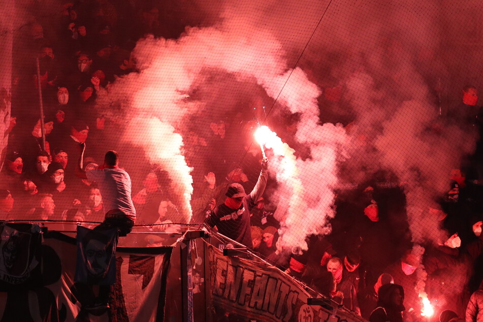 St. Pauli-Fans entzünden Pyrotechnik im Gästeblock des Ostseestadions.