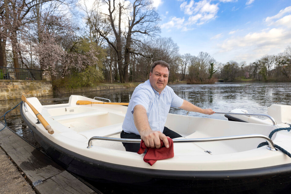 Macht die Flotte flott: Betreiber René Girrbach (48) lädt ab Sonnabend am Carolasee wieder zum Gondeln ein.