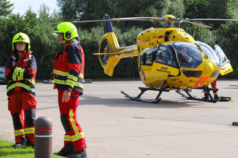 Polizei, Feuerwehr und Rettungsdienst rückten mit mehreren Krankenwagen sowie einem Hubschrauber an.