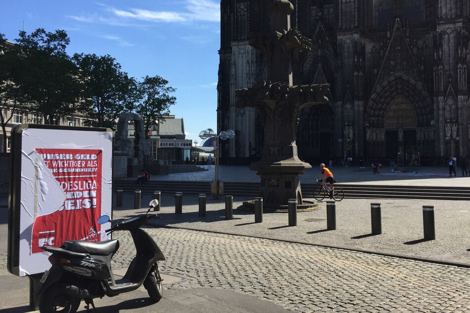 Ein Plakat gegen die Bundesliga-Spiele hing am Kölner Dom.
