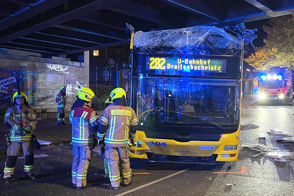 Doppeldeckerbus kracht in Berlin-Steglitz gegen Brücke: Zwei Schwerverletzte!